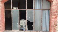 Verlaten gebouw, ingeslagen ruitjes en kopieermachine - Photo of Fromelennes