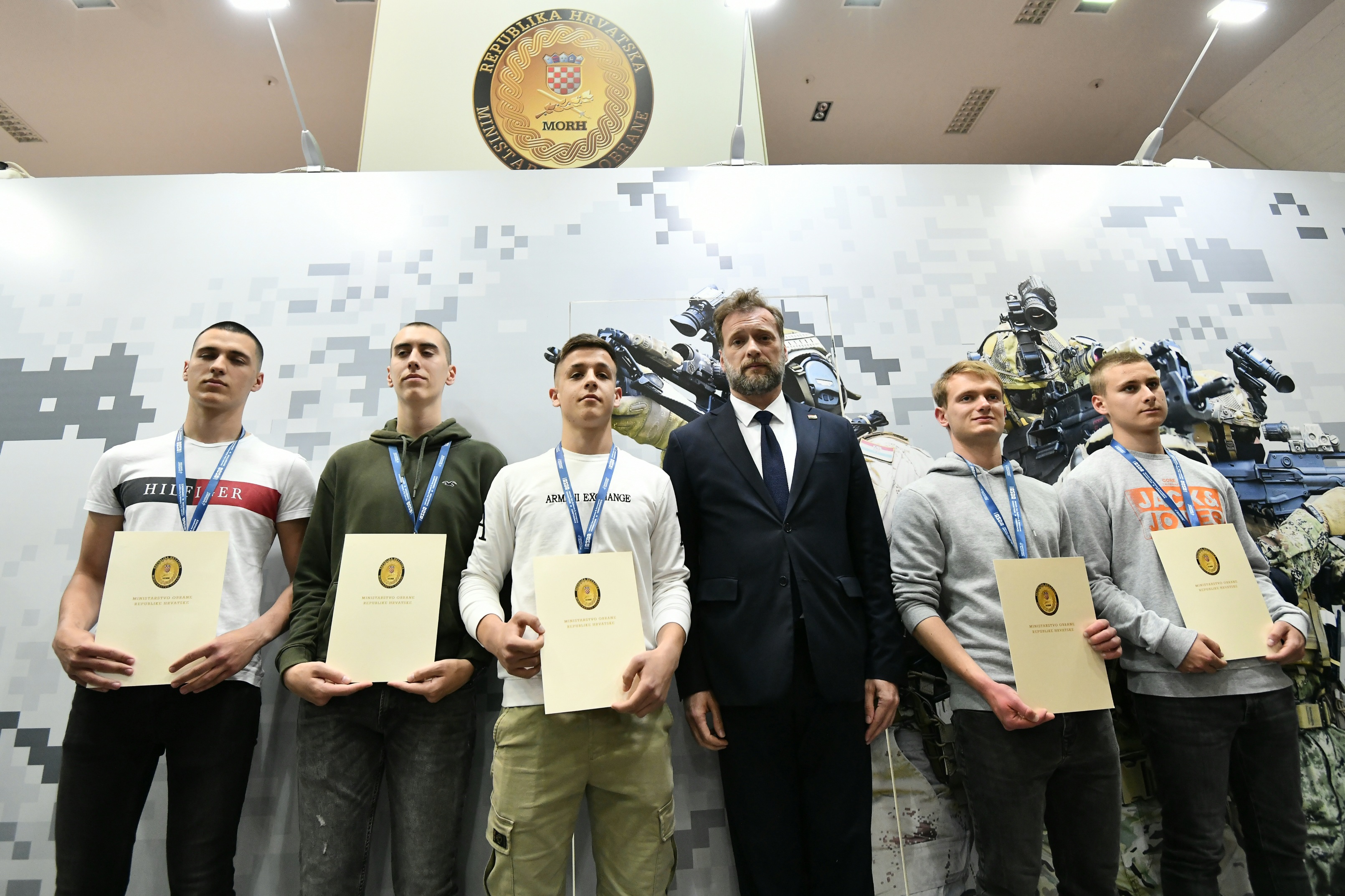 Ministar Banožić s novim stipendistima MORH-a: 'Bit ćete dio tima vrhunskih stručnjaka Hrvatskog ratnog zrakoplovstva'
