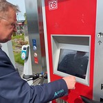 An Arriva employee tries to work out how a DB ticket machine works!
