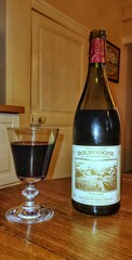 Après le Bourgogne blanc, je teste le Bourgogne rouge de mon village.... 😉