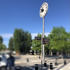 horloge extérieure, gare TGV (AVIGNON,FR84) - Photo of Boulbon
