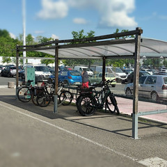 parking â vélos ombragé CORA (VICHY,FR03) - Photo of Billy
