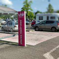 stationnement dédié aux familles, parking CORA (VICHY,FR03)