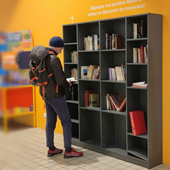 livres en libre-service, galerie CORA (VICHY,FR03) - Photo of Magnet
