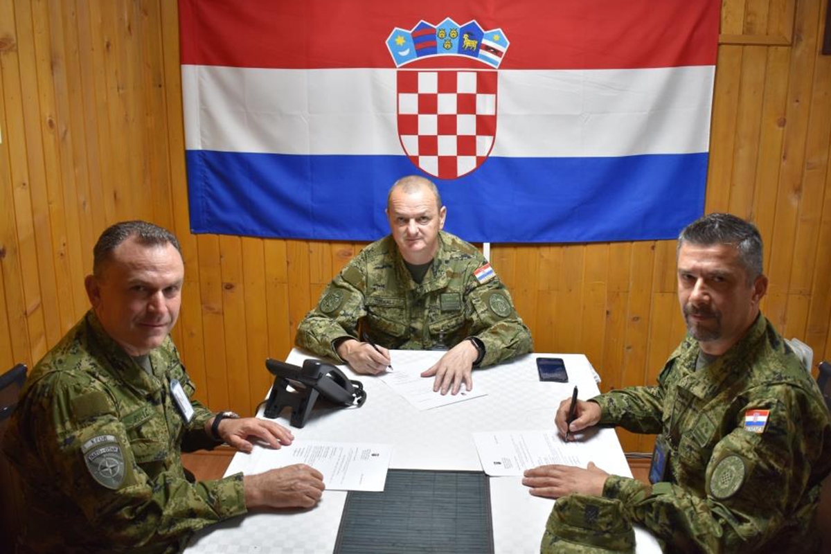 Primopredaja dužnosti zapovijedanja hrvatskim kontingentom u NATO operaciji potpore miru KFOR