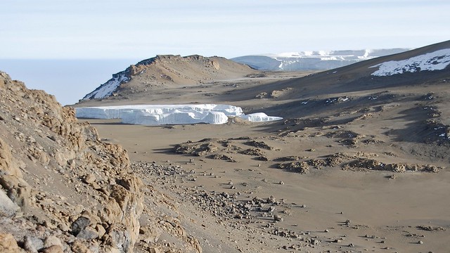 Blick vom Kraterrand in den Reuschkrater mit Furtwangler-Gletscher (Bereich des High Camp's, Termin 14.11.-23.11.2023).