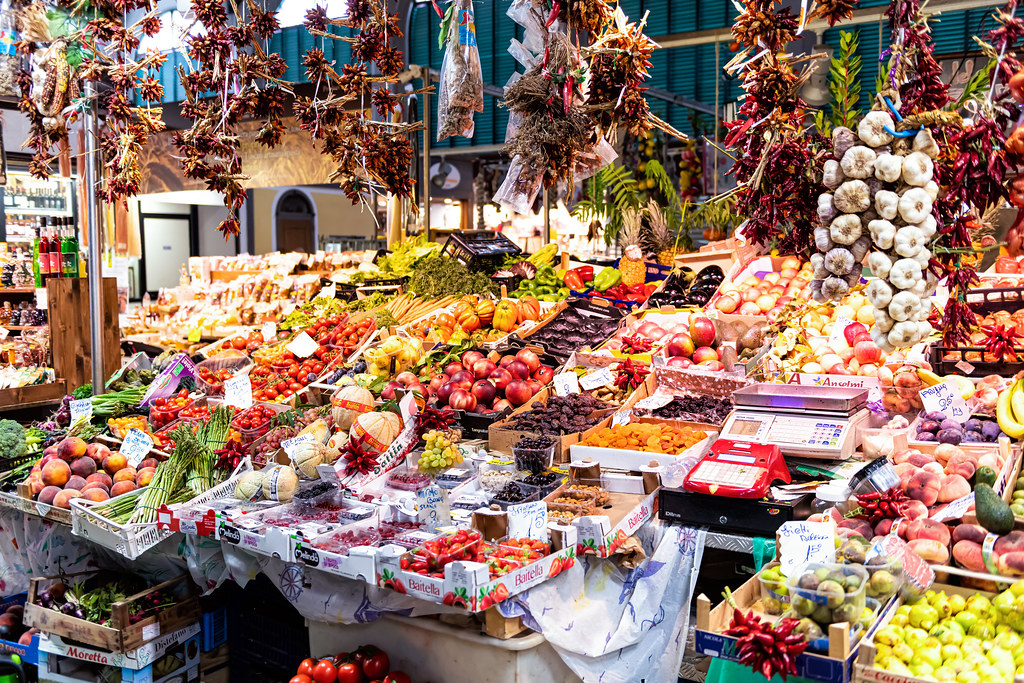 Marché central de Florence, avec étal vendant des agriculteurs frais produisent des fruits légumes