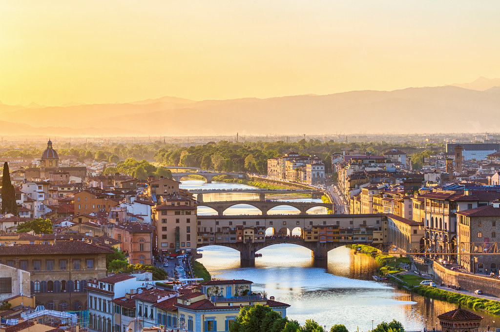 Vue de Florence au coucher du soleil avec le Ponte Vecchio et le fleuve Arno