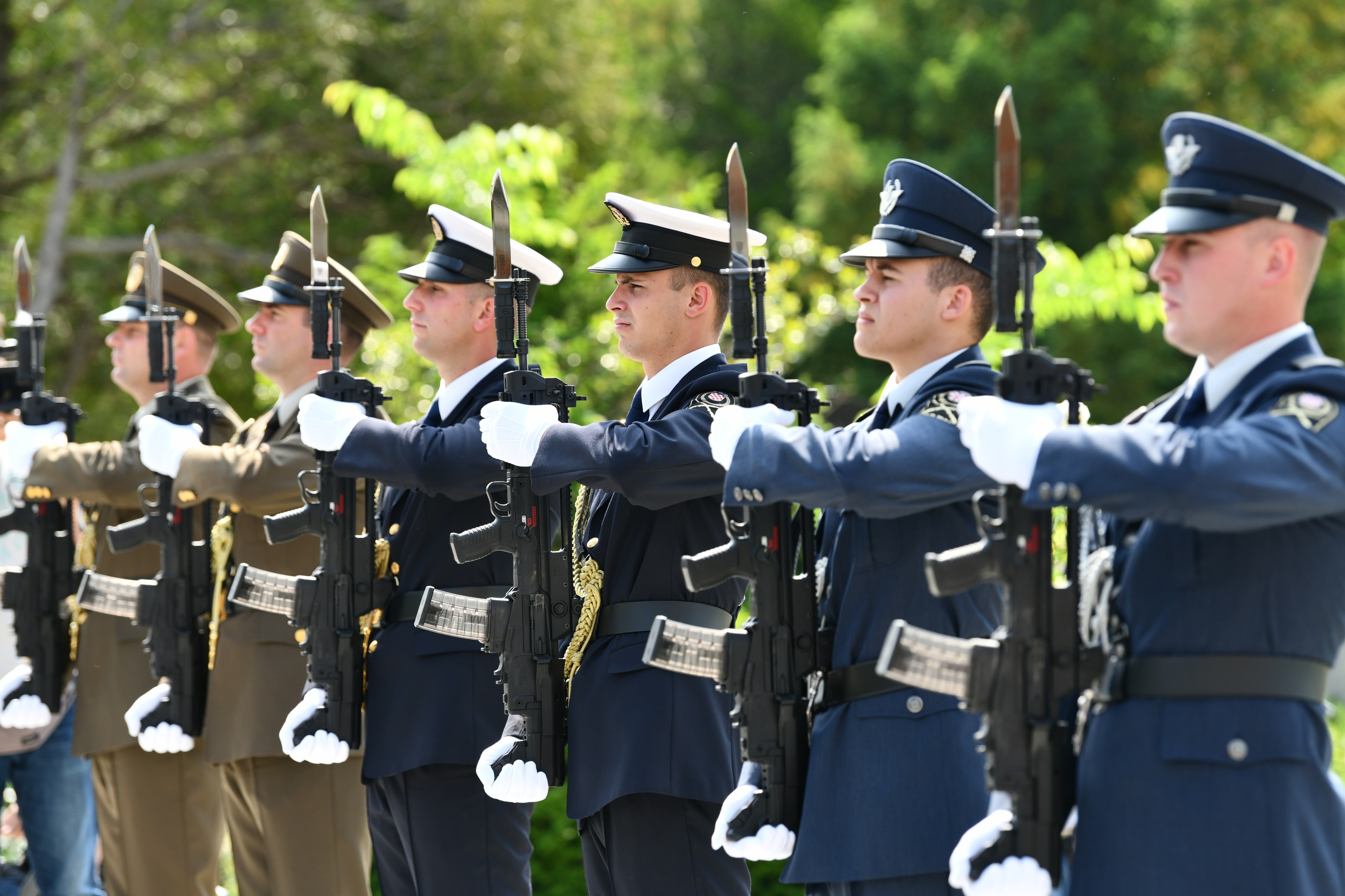 Povodom 32. obljetnice Hrvatske vojske položeni vijenci
