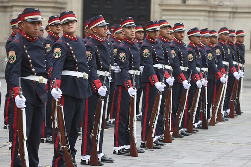 Tradicional cambio de guardia a cargo de la compañía Mariano Santos de la Policía Nacional del Perú.