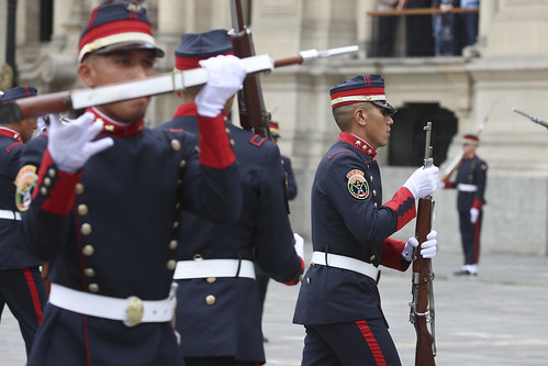 Tradicional cambio de guardia a cargo de la compañía Mariano Santos de la Policía Nacional del Perú.