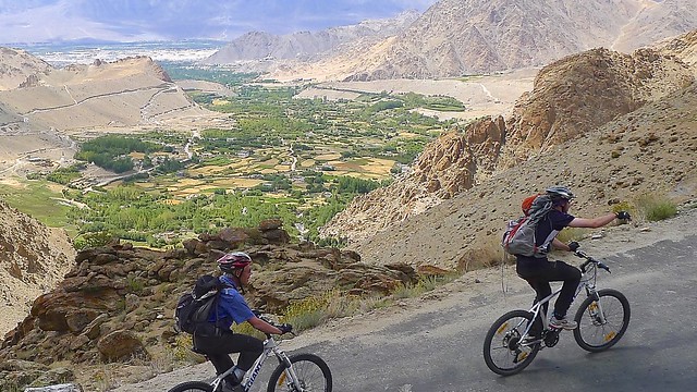 Auffahrt auf den Kardung La, 5600 m, vor dem grünen Hochtal von Leh, ca.3500 m, dahinter querab das ebenfalls grüne Industal.