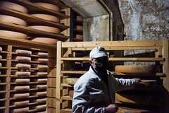 Making Comté cheese in the Fort Saint Antoine - Photo of Les Hôpitaux-Vieux