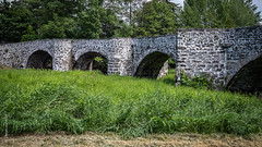 Le pont tordu ( ou pont de Roderie)  enjambe la Borne