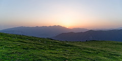 Lever de soleil sur le massif de Tabe - Courtal Marty, cabane sur le GR10 en Ariège en face du plateau de Beille, du 10 au 13 juillet 2023