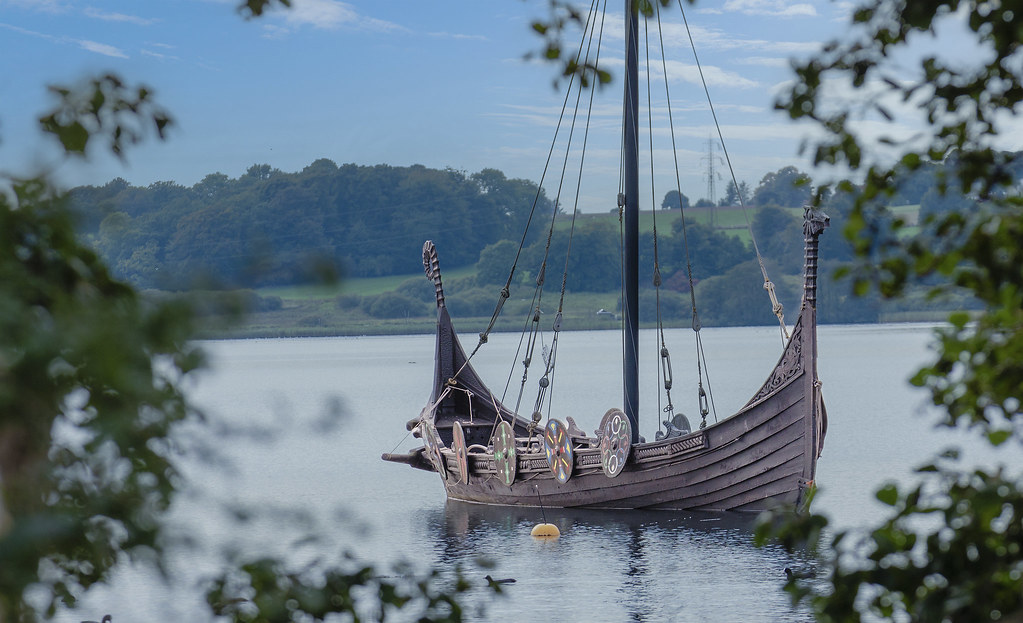 Réplique d'un bateau viking amarré sans personne près du lac Fårup.