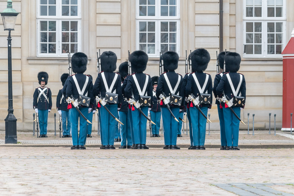 Garde royale danoise au palais d'Amalienborg à Copenhague.