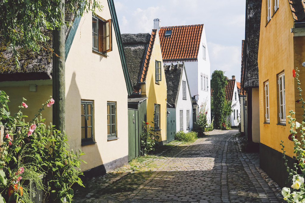 Maisons mignonnes et colorées dans une rue pavée du pittoresque village européen de Dragør, juste à l'extérieur de Copenhague.