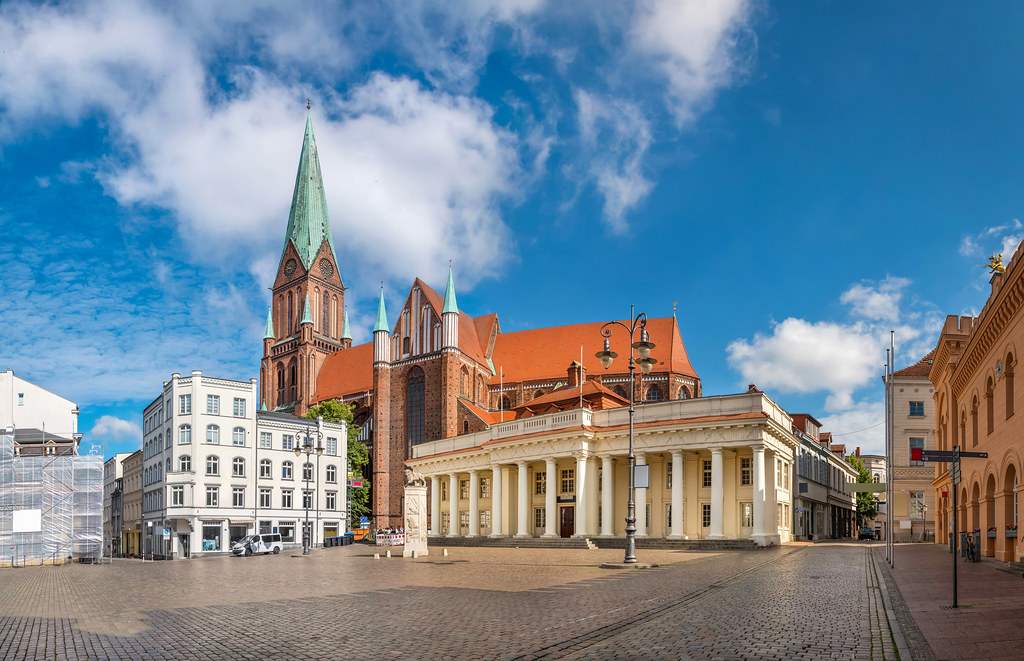Place et cathédrale de Marktplatz à Schwerin, Allemagne.