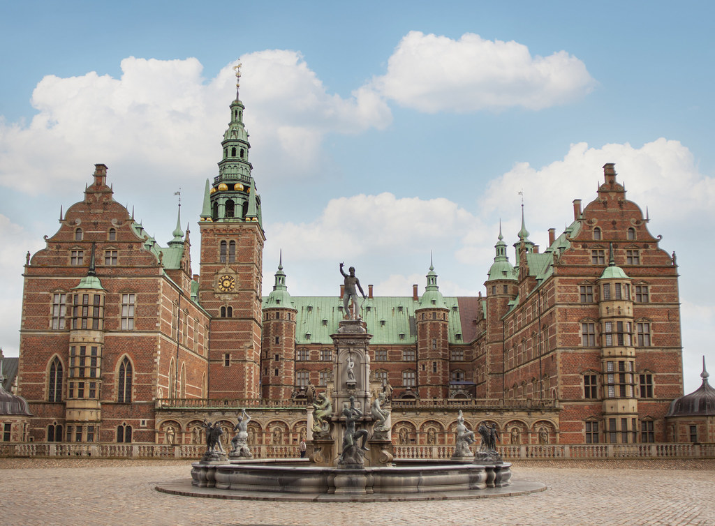 Château de Frederiksborg au Danemark avec la fontaine de Neptune.