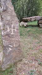 Kruis op dolmen - Photo of Saint-Priest-les-Fougères