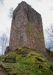 Le Donjon subsistant du chateau du Bas-Nideck