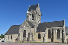Sainte-Mère-Église church with John Steele monument. 10-7-2022 - Photo of La Bonneville
