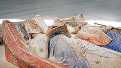 Les gisants Aliénor d'Aquitaine et Henri II dans l'abbatiale de l'abbaye royale de Fontevraud