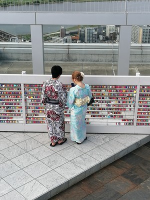 Dames in kimono bij slotjesmuur