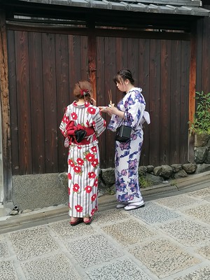 Meisjes in kimono in Kyoto