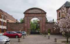 Le grand portail de grés rose des Vosges