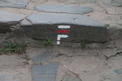 GR 34 |  Path signage symbols [turn right here] - Photo of Saint-Guinoux