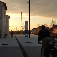 parvis de la gare SNCF (ORANGE,FR84) - Photo of Saint-Geniès-de-Comolas