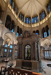 Basiliek St Rémi grafmonument - Photo of Ludes