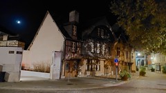 Straatbeeld Troyes bij avond