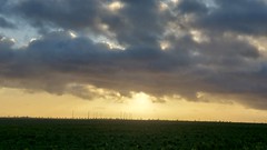 Wolkenlucht boven windmolens - Photo of Courcemain