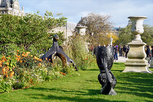 "The Politics of Black Silhouettes" de Zanele Muholi  (Jardin des Tuileries, Paris)