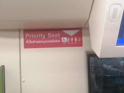 Priority seat, met monniken
