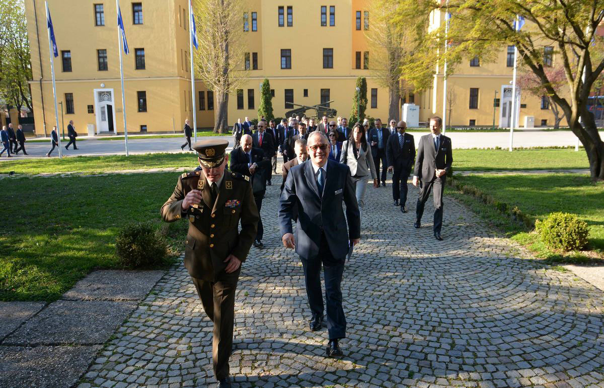 Polaznici NATO Defence College iz Rima posjetili HVU