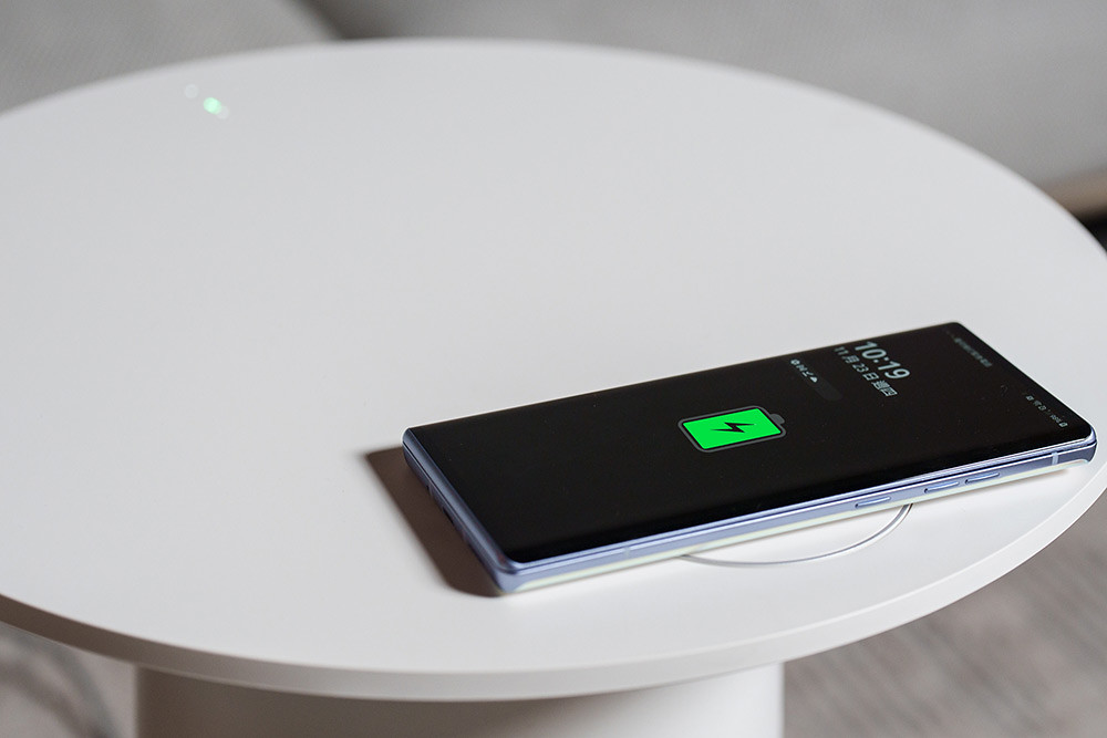 【新聞圖片6】LG-AeroFurniture-新淨几的桌面無線充電功能，將手機放置在桌板上就能夠啟動充電