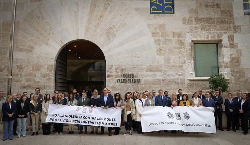 1.12.23, Les Corts Valencianes guarden tres minuts de silenci per condemnar l’assassinat de Fátima a Sagunt.