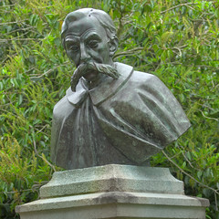 Statue - Photo of Saint-Léger-du-Bourg-Denis