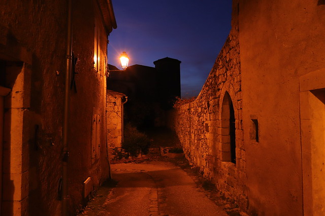 Formes médiévales dans la nuit