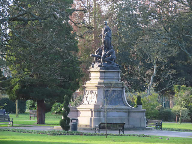 Photo：Boer War Memorial at Cannon Hill Park on Boxing Day By ell brown