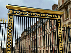 Une porte près du Grand Café d'Orléans