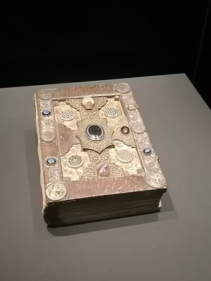 RMO Jaar 1000: versierd heiligboek