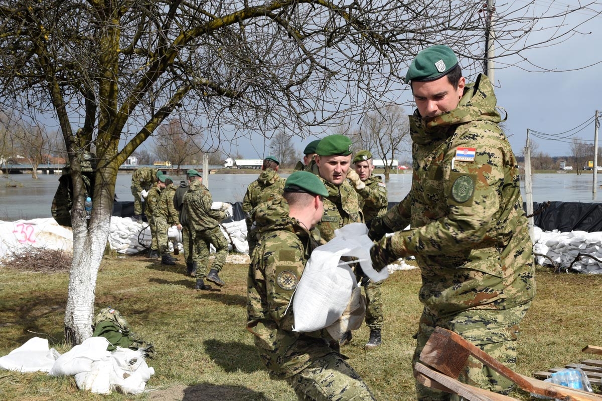 U Mostanju i Maloj Švarči u obrani od poplava pomaže 100 vojnika