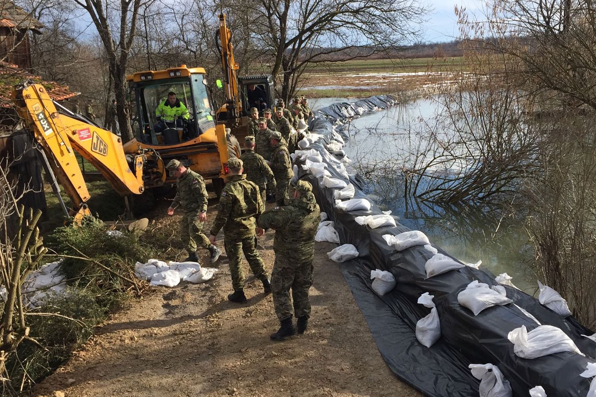 Hrvatska vojska upućena u pomoć u obrani od poplava u okolici Karlovca