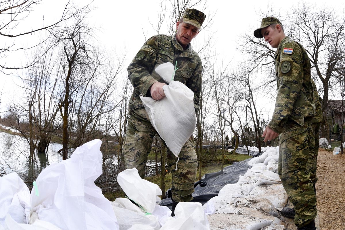 U Mostanju i Maloj Švarči u obrani od poplava pomaže 100 vojnika