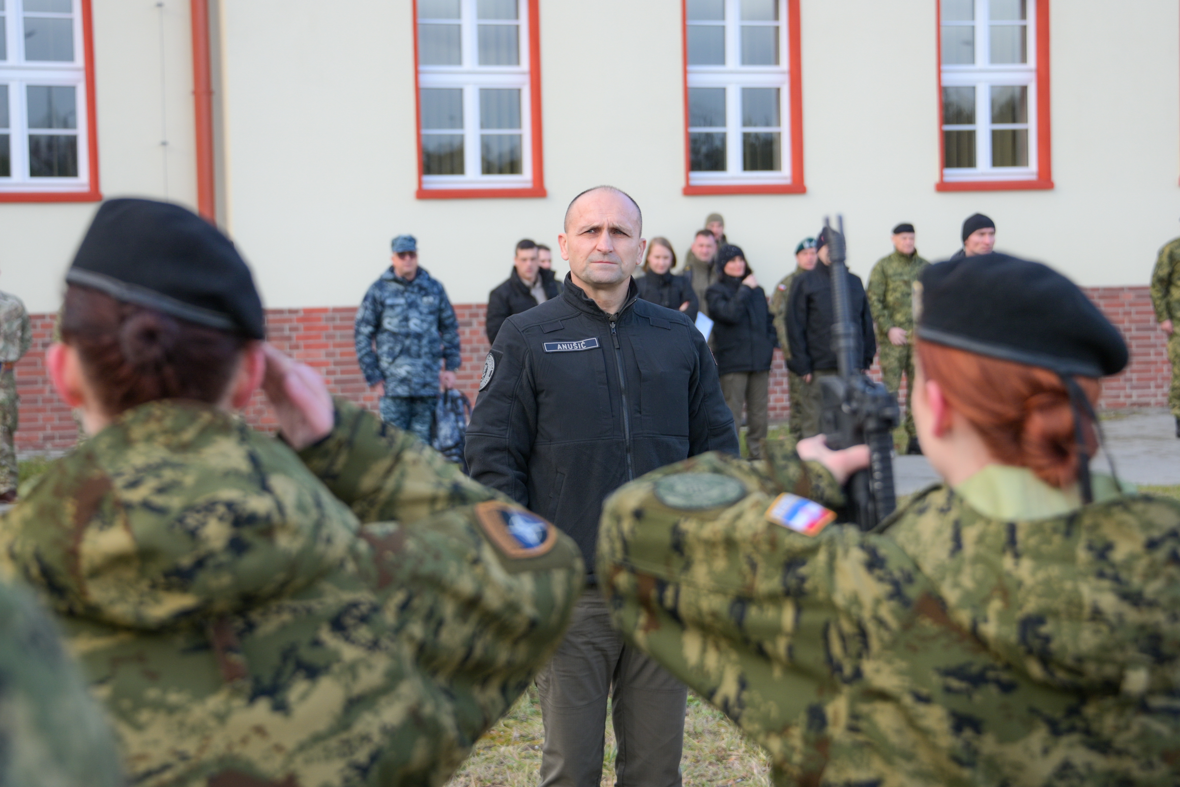Ministar Anušić s hrvatskim vojnicima u Poljskoj: Hvala vam što se iz misija vraćate s vrhunskim ocjenama